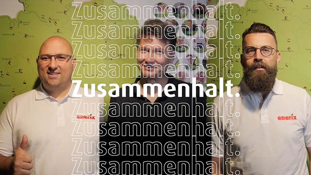 Drei enerix-Mitarbeitende vor einer Deutschlandkarte mit den Partnerstandorten, darüber das eingeblendete Wort Zusammenhalt