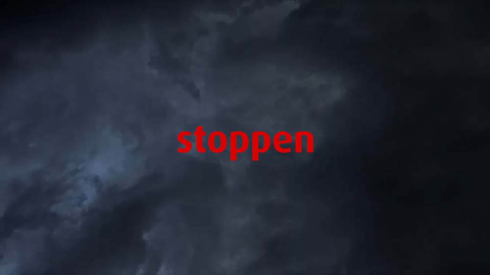 Dunkle Gewitterwolken, darin das rote Wort stoppen als Einblendung