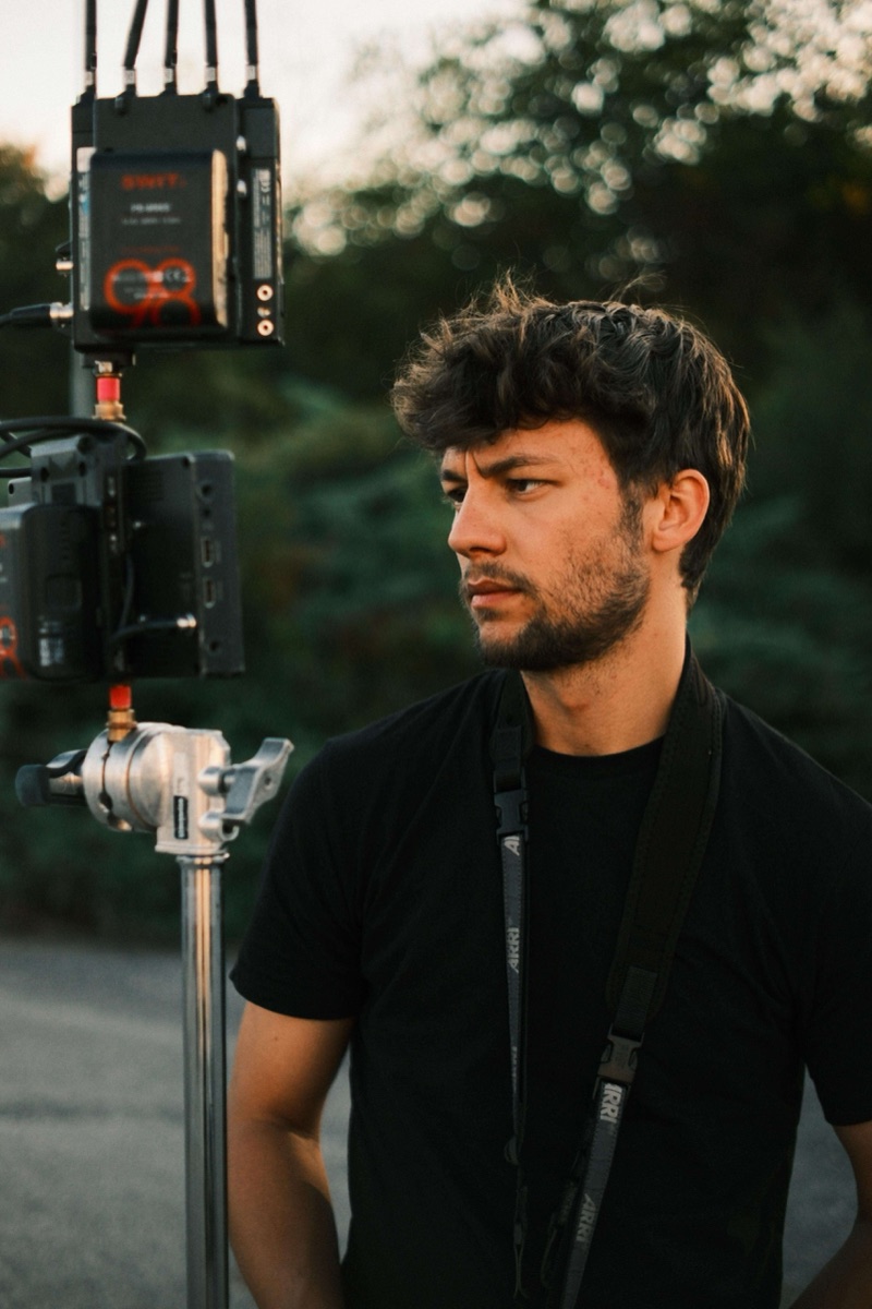 Neokles Bodenstein am Set mit Kamera