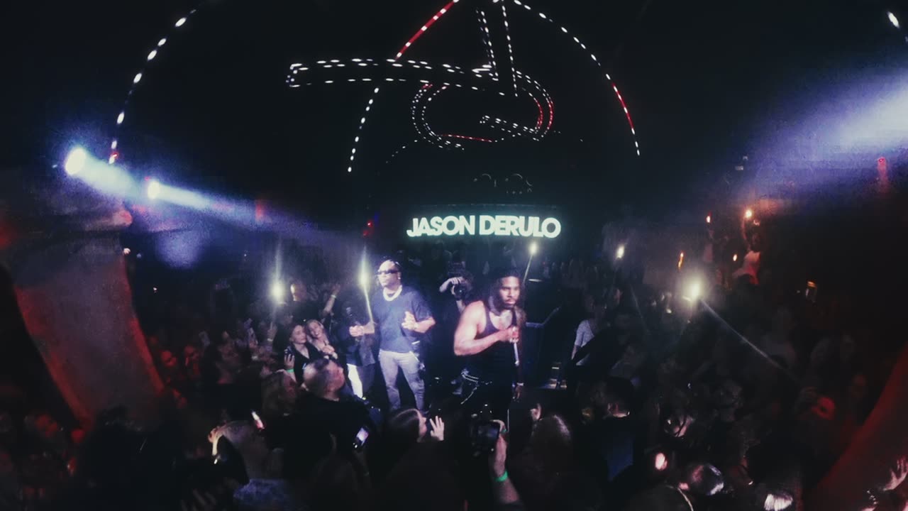 Jason Derulo auf der B&uuml;hne des Velvet Room vor dem Publikum, Standbild aus dem Aftermovie