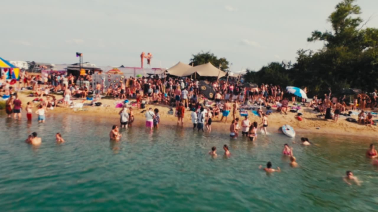 Badestrand am Guggenberger See mit Festivalpublikum im Wasser, Standbild aus dem Lumen-Open-Air-Aftermovie