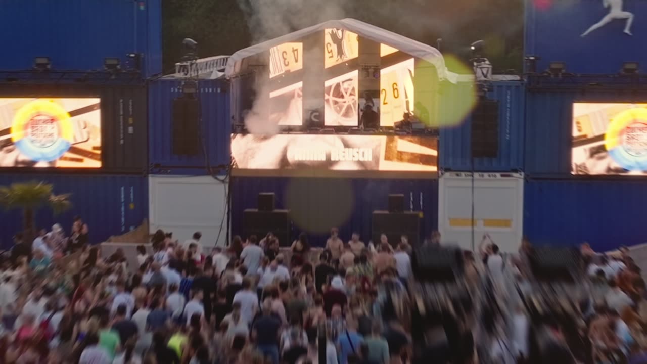 Publikum vor der Containerb&uuml;hne beim Zuckerbrot & Peitsche Festival, Standbild aus dem Aftermovie 2024